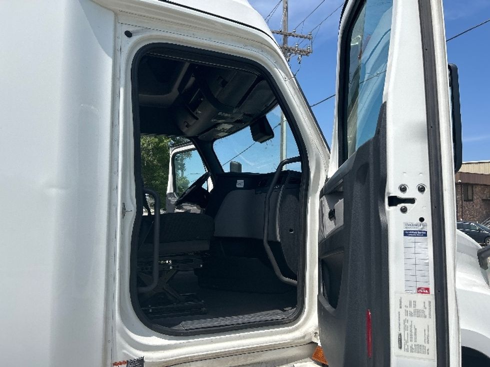 Sleeper Tractor-Heavy Duty Tractors-Freightliner-2021-T12664ST-Bakersfield-CA-662,309\n\t\tmiles-$ 55,000 - Image 13
