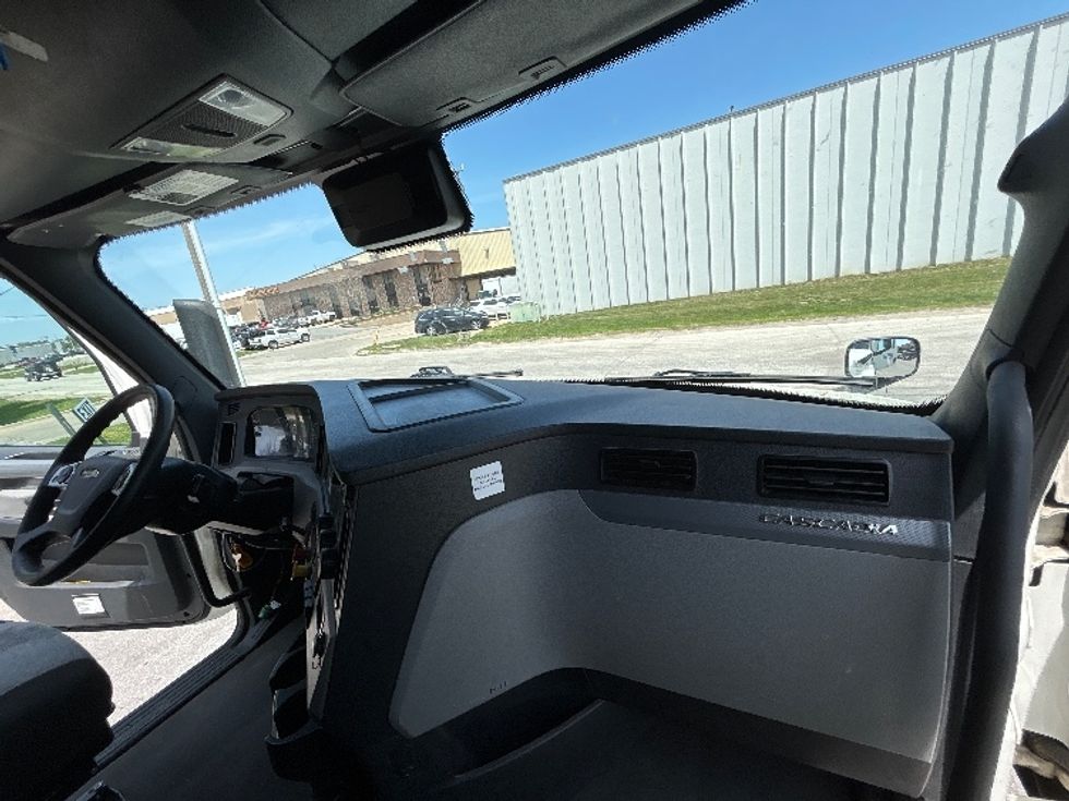 Sleeper Tractor-Heavy Duty Tractors-Freightliner-2021-T12664ST-Bakersfield-CA-662,309\n\t\tmiles-$ 55,000 - Image 14