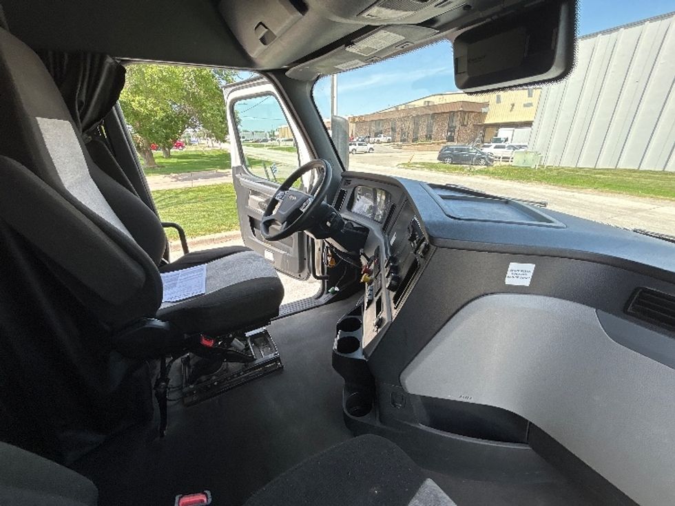 Sleeper Tractor-Heavy Duty Tractors-Freightliner-2021-T12664ST-Bakersfield-CA-662,309\n\t\tmiles-$ 55,000 - Image 15