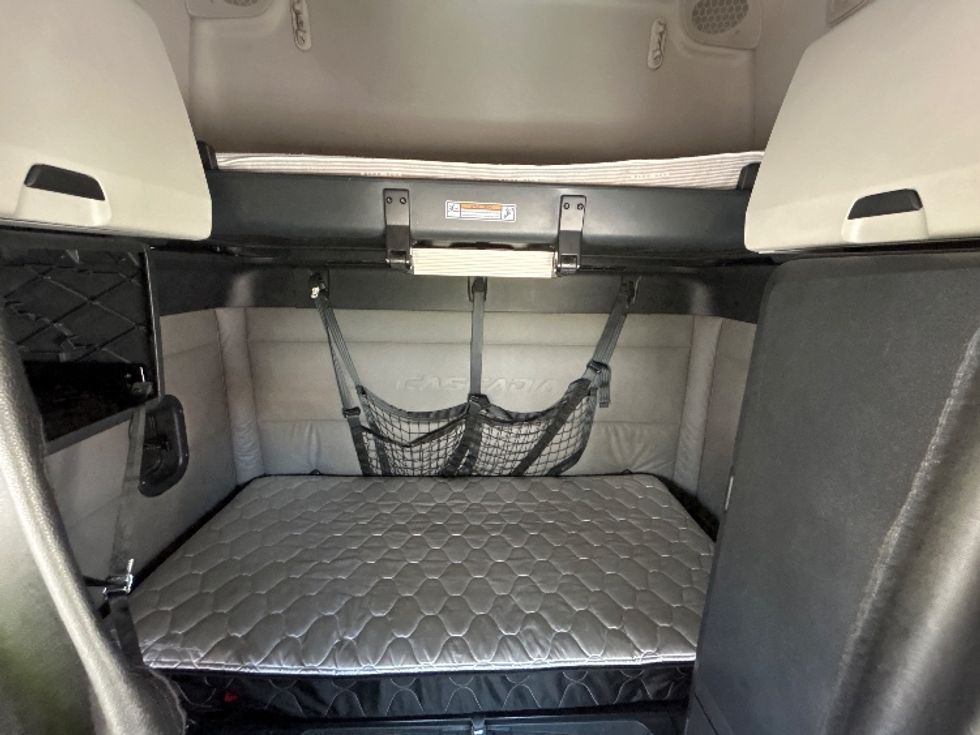 Sleeper Tractor-Heavy Duty Tractors-Freightliner-2021-T12664ST-Bakersfield-CA-662,309\n\t\tmiles-$ 55,000 - Image 16