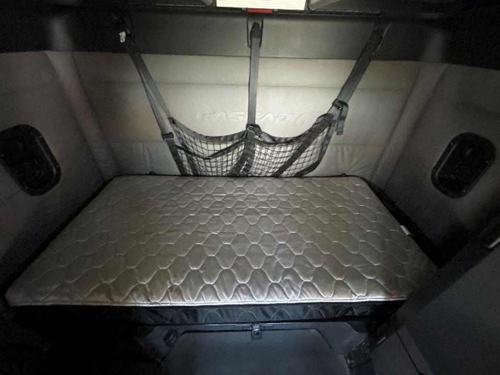 Sleeper Tractor-Heavy Duty Tractors-Freightliner-2021-T12664ST-Bakersfield-CA-662,309\n\t\tmiles-$ 55,000 - Image 17