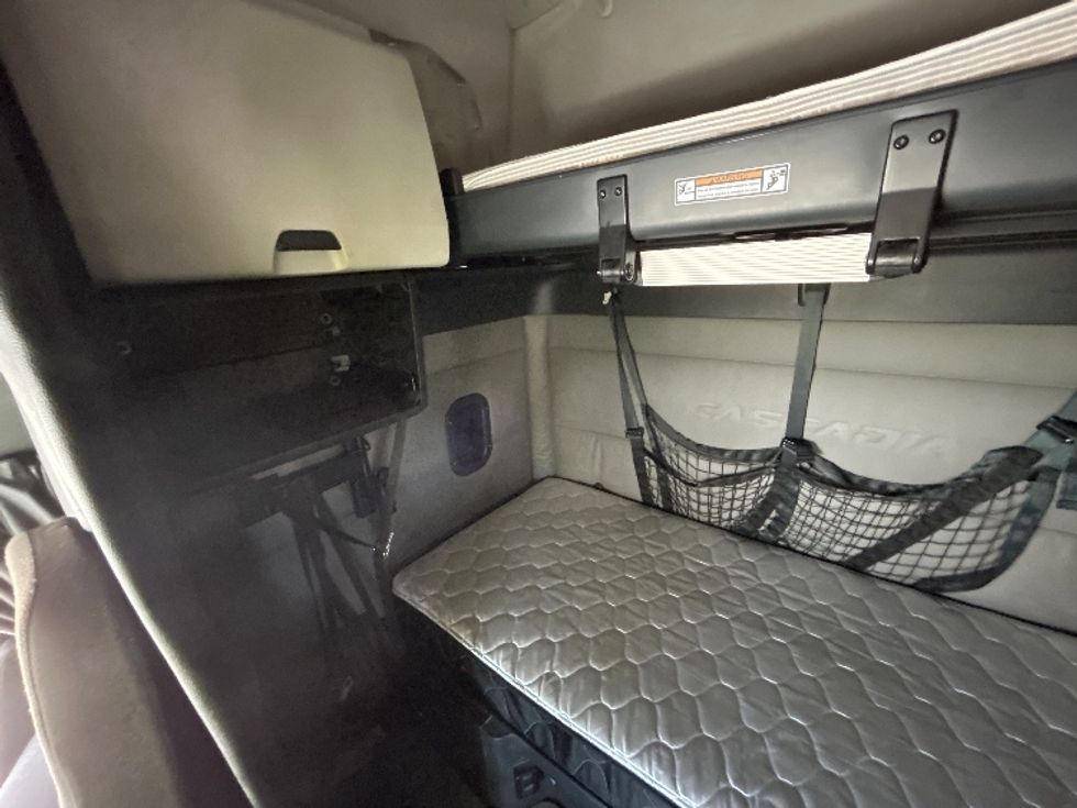 Sleeper Tractor-Heavy Duty Tractors-Freightliner-2021-T12664ST-Bakersfield-CA-662,309\n\t\tmiles-$ 55,000 - Image 19