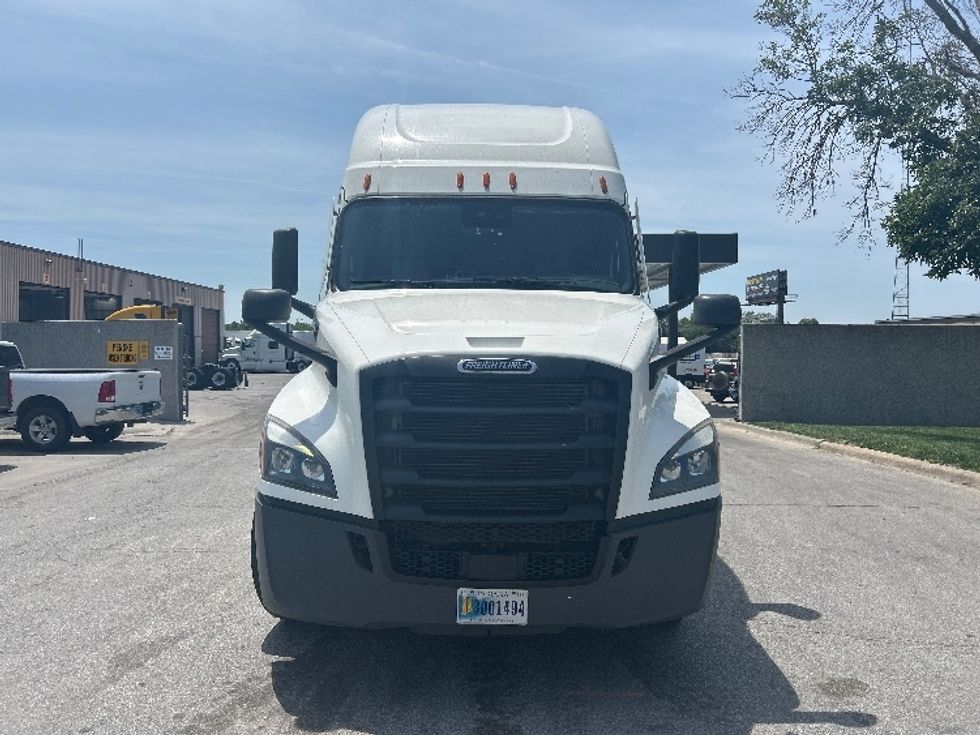 Sleeper Tractor-Heavy Duty Tractors-Freightliner-2021-T12664ST-Bakersfield-CA-662,309\n\t\tmiles-$ 55,000 - Image 2