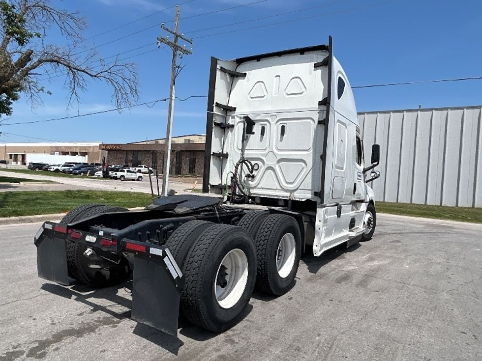Sleeper Tractor-Heavy Duty Tractors-Freightliner-2021-T12664ST-Bakersfield-CA-662,309\n\t\tmiles-$ 55,000 - Image 7