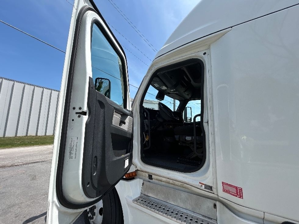 Sleeper Tractor-Heavy Duty Tractors-Freightliner-2021-T12664ST-Bakersfield-CA-662,309\n\t\tmiles-$ 55,000 - Image 9