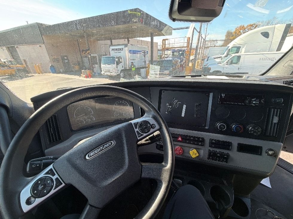Sleeper Tractor-Heavy Duty Tractors-Freightliner-2021-T12664ST-Baltimore-MD-431,869\n\t\tmiles-$ 68,500 - Image 11
