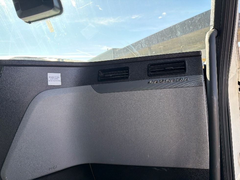 Sleeper Tractor-Heavy Duty Tractors-Freightliner-2021-T12664ST-Baltimore-MD-431,869\n\t\tmiles-$ 68,500 - Image 14