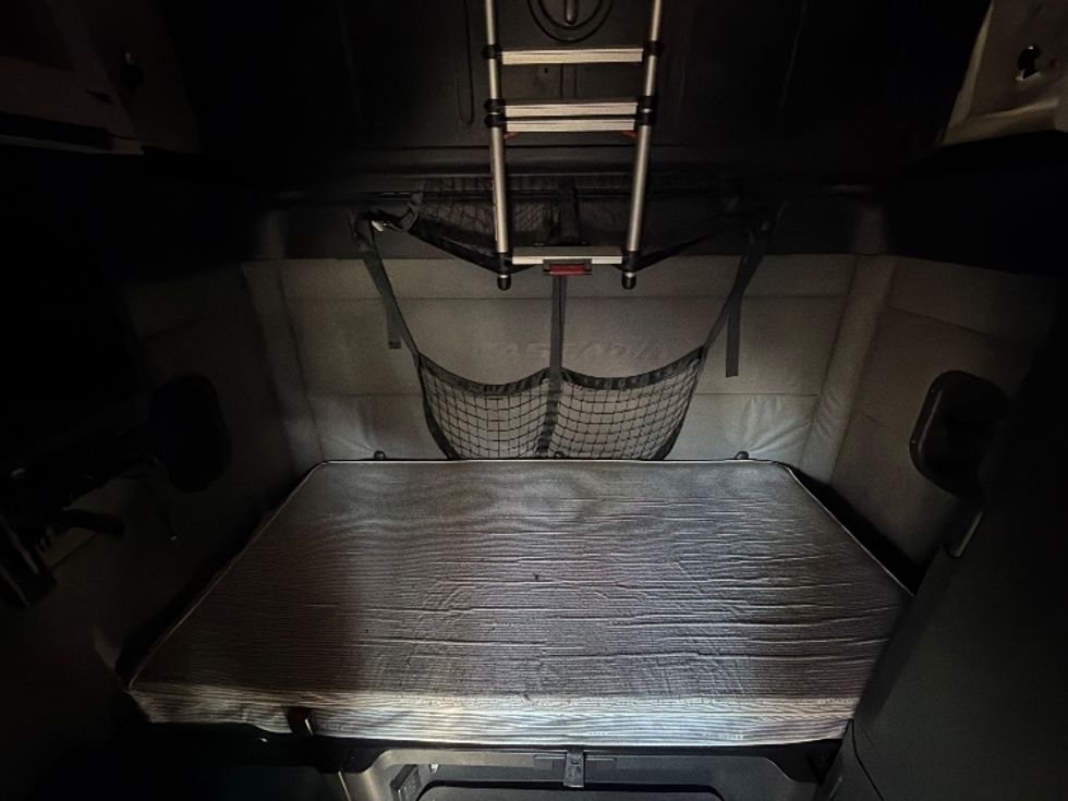 Sleeper Tractor-Heavy Duty Tractors-Freightliner-2021-T12664ST-Baltimore-MD-431,869\n\t\tmiles-$ 68,500 - Image 16