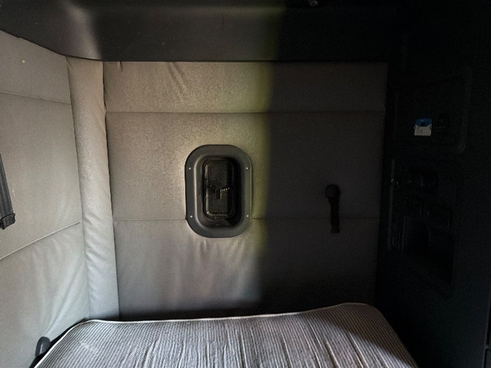 Sleeper Tractor-Heavy Duty Tractors-Freightliner-2021-T12664ST-Baltimore-MD-431,869\n\t\tmiles-$ 68,500 - Image 18