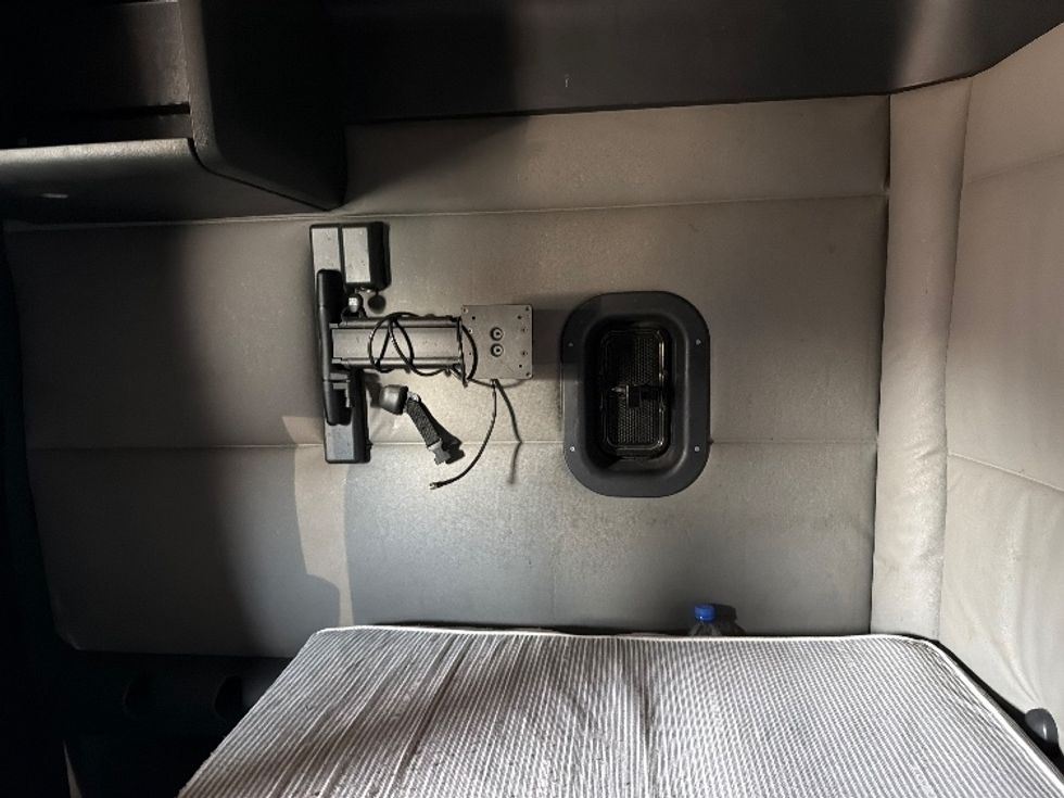 Sleeper Tractor-Heavy Duty Tractors-Freightliner-2021-T12664ST-Baltimore-MD-431,869\n\t\tmiles-$ 68,500 - Image 19