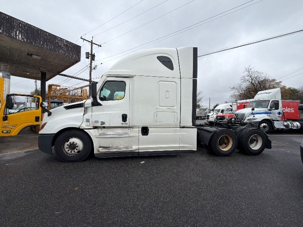 Sleeper Tractor-Heavy Duty Tractors-Freightliner-2021-T12664ST-Baltimore-MD-431,869\n\t\tmiles-$ 68,500 - Image 4