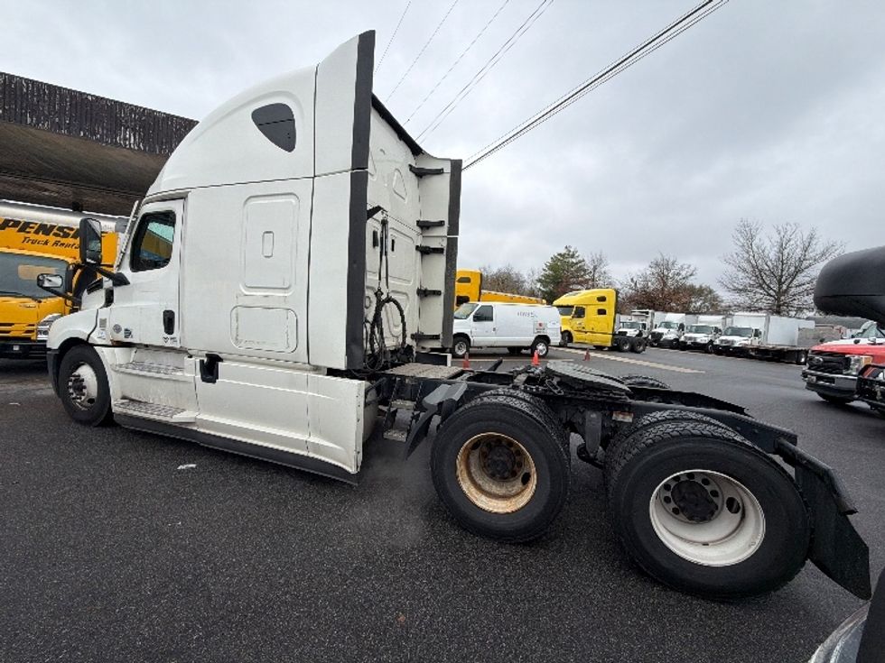 Sleeper Tractor-Heavy Duty Tractors-Freightliner-2021-T12664ST-Baltimore-MD-431,869\n\t\tmiles-$ 68,500 - Image 5