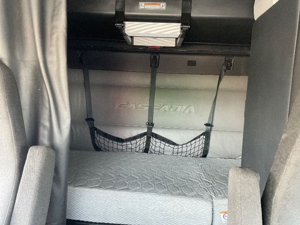 Sleeper Tractor-Heavy Duty Tractors-Freightliner-2021-T12664ST-Baltimore-MD-525,501\n\t\tmiles-$ 64,750 - Image 16