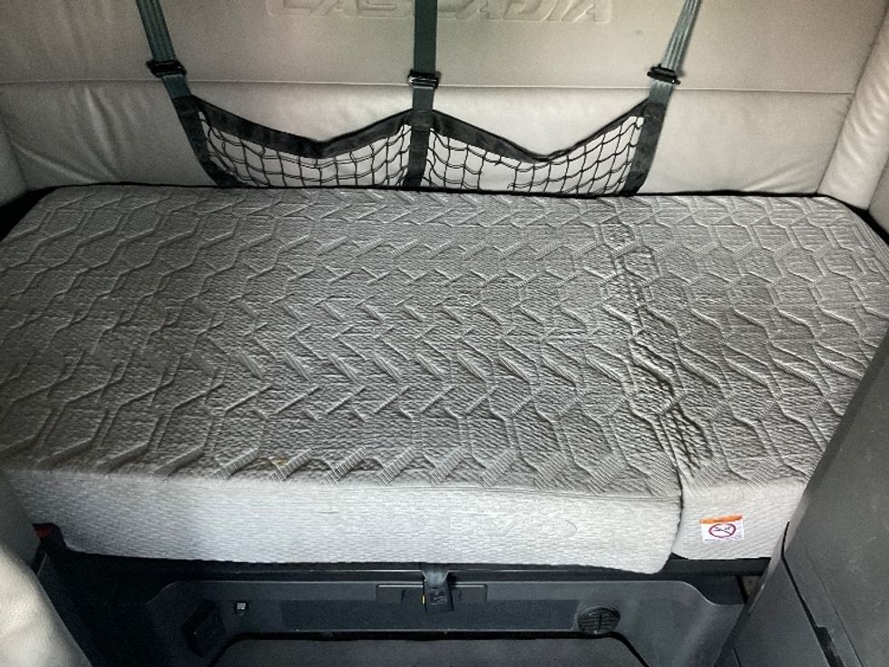 Sleeper Tractor-Heavy Duty Tractors-Freightliner-2021-T12664ST-Baltimore-MD-525,501\n\t\tmiles-$ 64,750 - Image 17