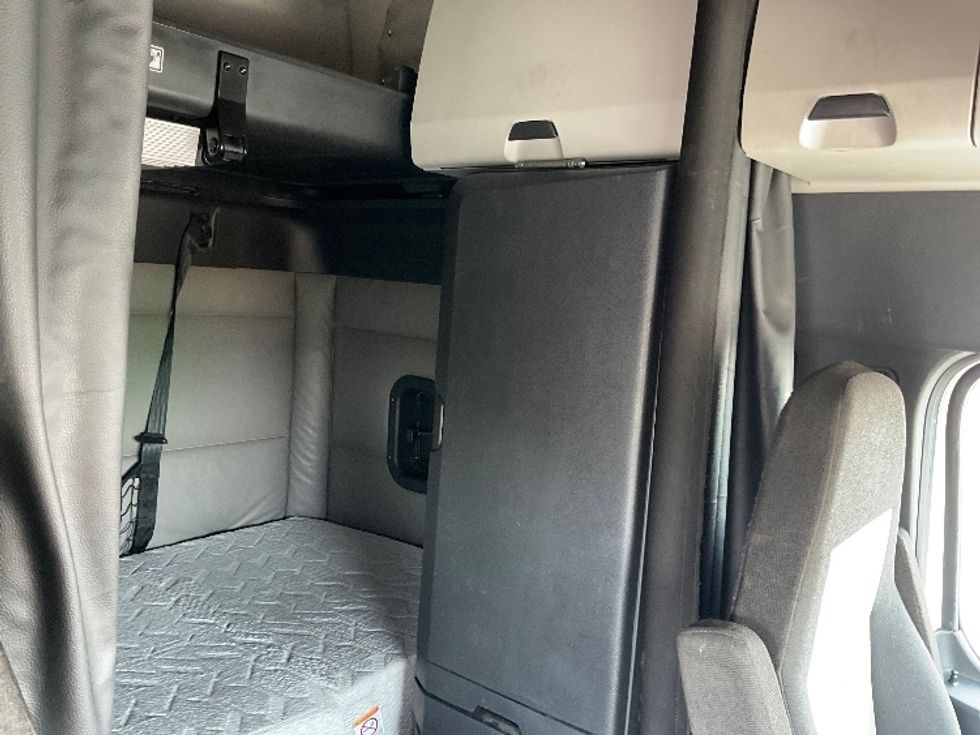 Sleeper Tractor-Heavy Duty Tractors-Freightliner-2021-T12664ST-Baltimore-MD-525,501\n\t\tmiles-$ 64,750 - Image 18