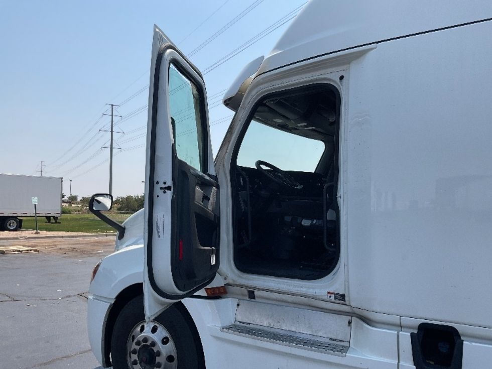 Sleeper Tractor-Heavy Duty Tractors-Freightliner-2021-T12664ST-Baltimore-MD-525,501\n\t\tmiles-$ 64,750 - Image 9