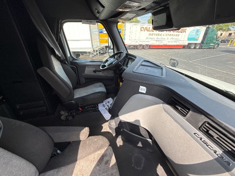 Sleeper Tractor-Heavy Duty Tractors-Freightliner-2021-T12664ST-Baltimore-MD-709,930\n\t\tmiles-$ 45,250 - Image 15