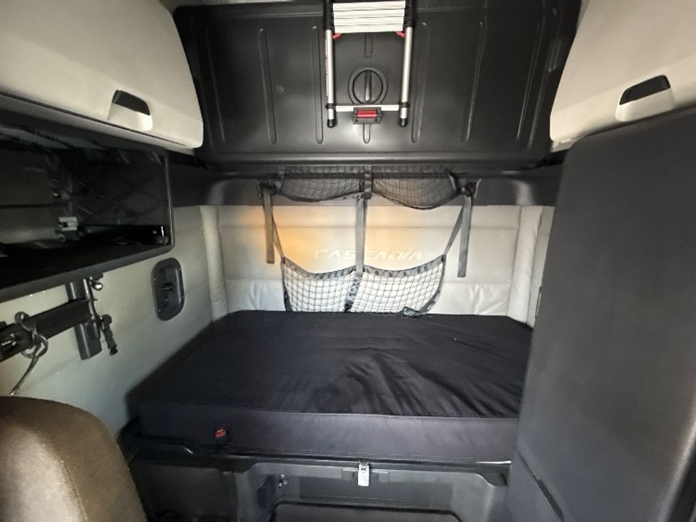 Sleeper Tractor-Heavy Duty Tractors-Freightliner-2021-T12664ST-Baltimore-MD-709,930\n\t\tmiles-$ 45,250 - Image 16