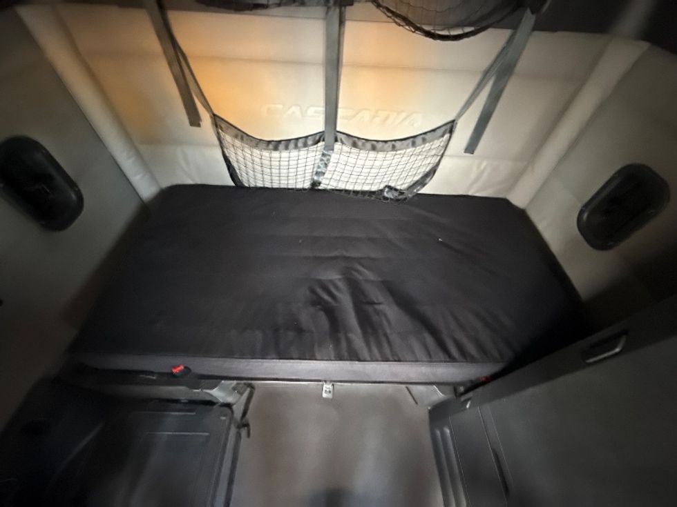 Sleeper Tractor-Heavy Duty Tractors-Freightliner-2021-T12664ST-Baltimore-MD-709,930\n\t\tmiles-$ 45,250 - Image 17