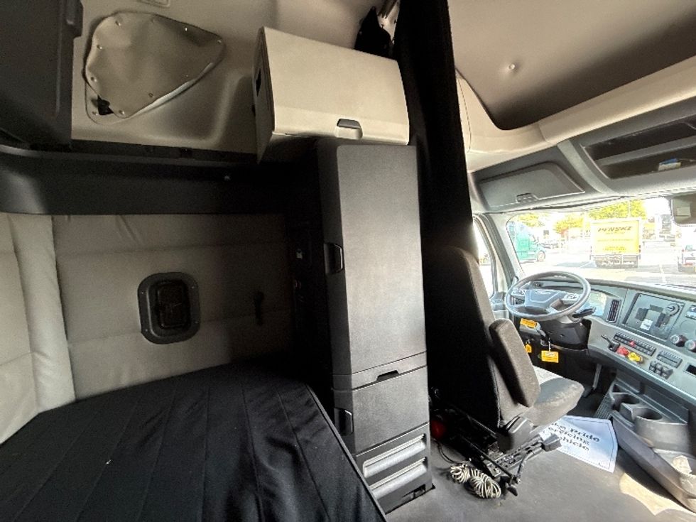 Sleeper Tractor-Heavy Duty Tractors-Freightliner-2021-T12664ST-Baltimore-MD-709,930\n\t\tmiles-$ 45,250 - Image 18