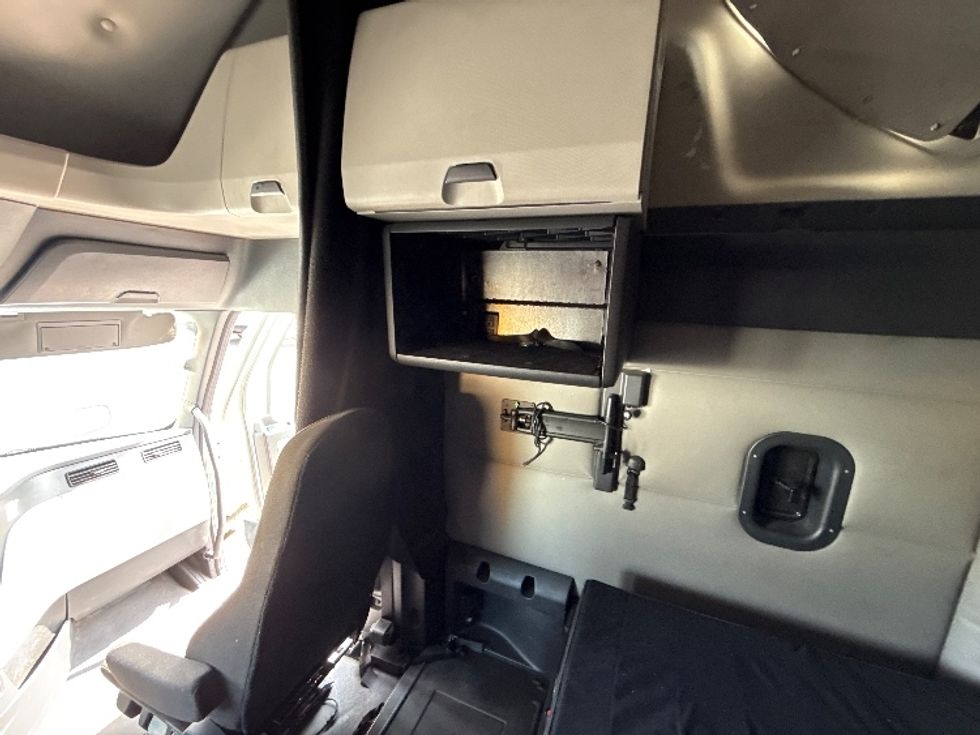 Sleeper Tractor-Heavy Duty Tractors-Freightliner-2021-T12664ST-Baltimore-MD-709,930\n\t\tmiles-$ 45,250 - Image 19