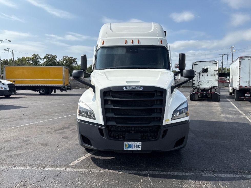 Sleeper Tractor-Heavy Duty Tractors-Freightliner-2021-T12664ST-Baltimore-MD-709,930\n\t\tmiles-$ 45,250 - Image 2