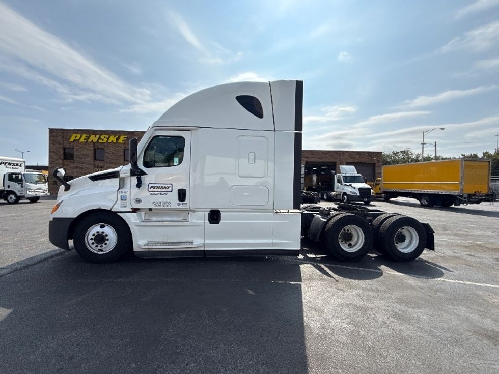 Sleeper Tractor-Heavy Duty Tractors-Freightliner-2021-T12664ST-Baltimore-MD-709,930\n\t\tmiles-$ 45,250 - Image 4