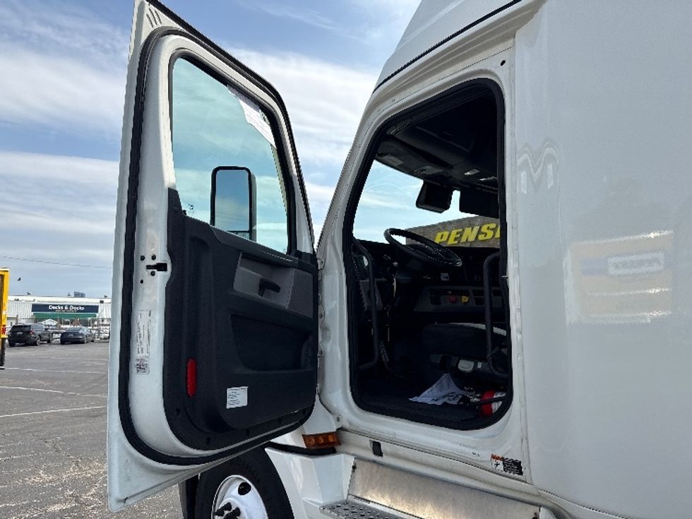 Sleeper Tractor-Heavy Duty Tractors-Freightliner-2021-T12664ST-Baltimore-MD-709,930\n\t\tmiles-$ 45,250 - Image 9