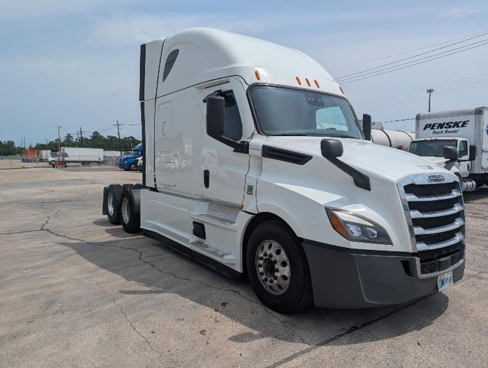Sleeper Tractor-Heavy Duty Tractors-Freightliner-2021-T12664ST-Beaumont-TX-526,131\n\t\tmiles-$ 65,500 - Image 1