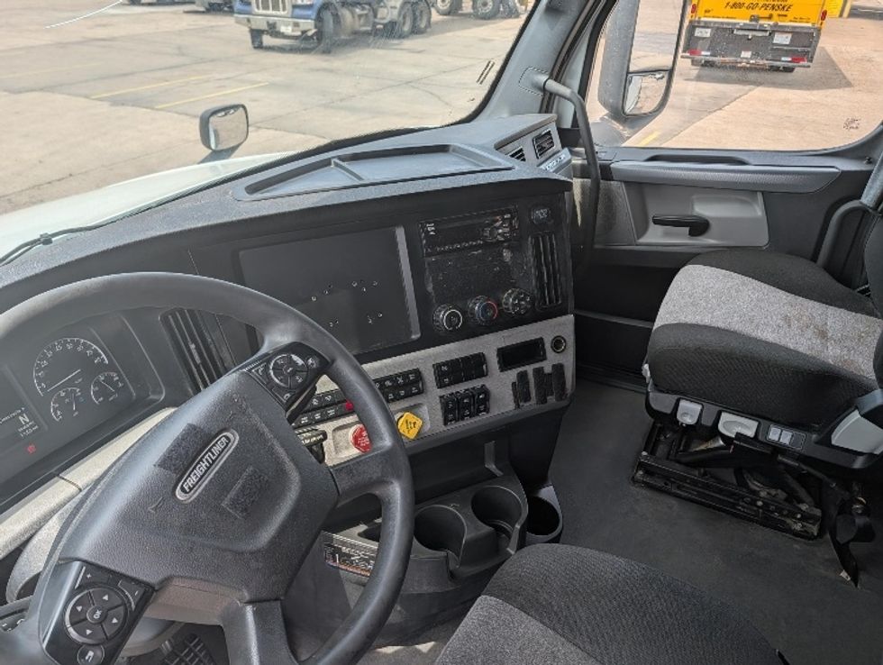 Sleeper Tractor-Heavy Duty Tractors-Freightliner-2021-T12664ST-Beaumont-TX-526,131\n\t\tmiles-$ 65,500 - Image 10