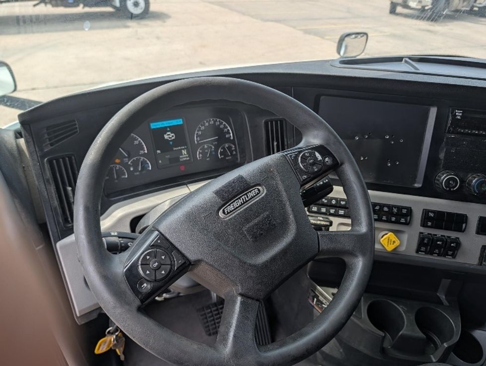 Sleeper Tractor-Heavy Duty Tractors-Freightliner-2021-T12664ST-Beaumont-TX-526,131\n\t\tmiles-$ 65,500 - Image 11