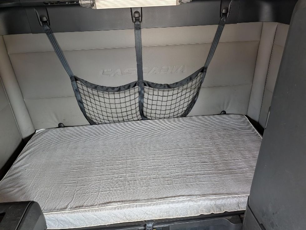 Sleeper Tractor-Heavy Duty Tractors-Freightliner-2021-T12664ST-Beaumont-TX-526,131\n\t\tmiles-$ 65,500 - Image 16