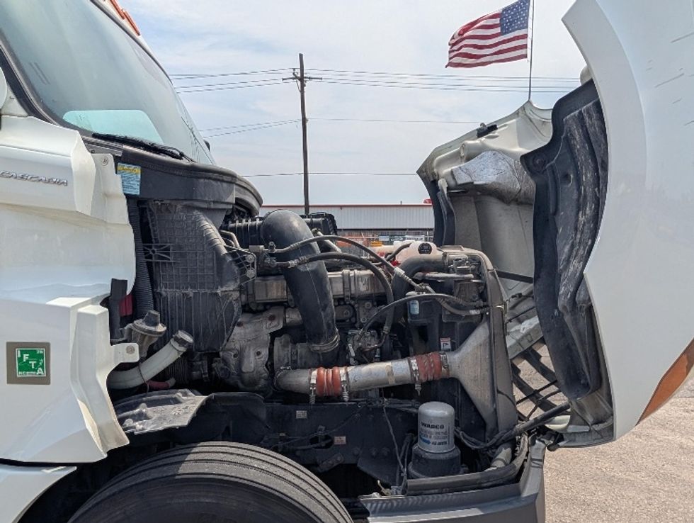Sleeper Tractor-Heavy Duty Tractors-Freightliner-2021-T12664ST-Beaumont-TX-526,131\n\t\tmiles-$ 65,500 - Image 19