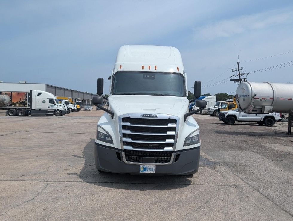 Sleeper Tractor-Heavy Duty Tractors-Freightliner-2021-T12664ST-Beaumont-TX-526,131\n\t\tmiles-$ 65,500 - Image 2