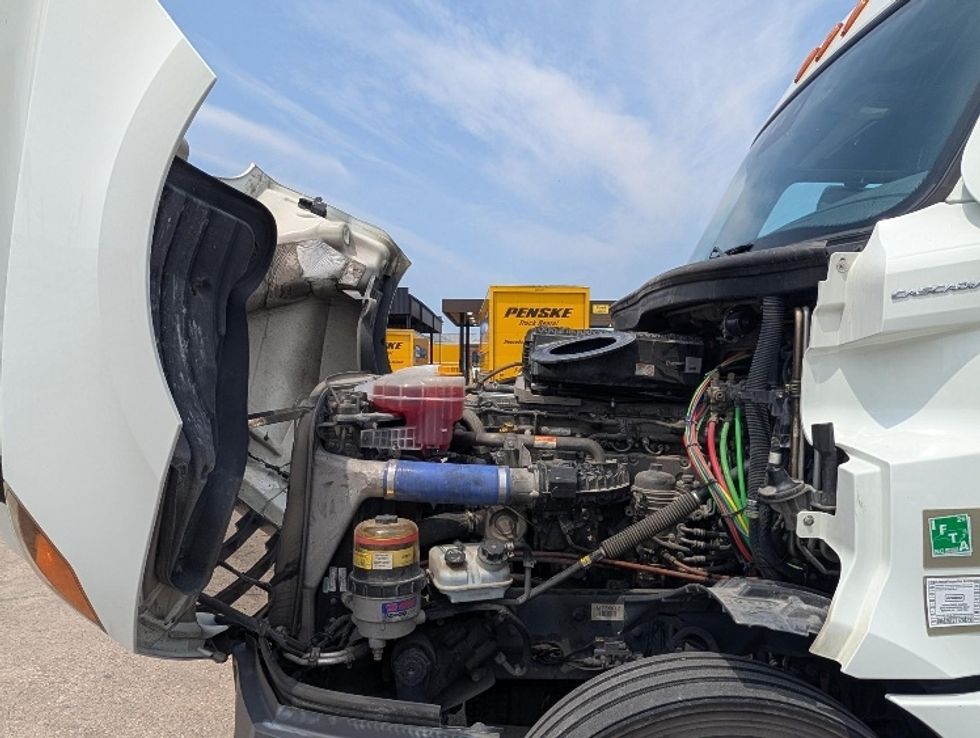 Sleeper Tractor-Heavy Duty Tractors-Freightliner-2021-T12664ST-Beaumont-TX-526,131\n\t\tmiles-$ 65,500 - Image 20