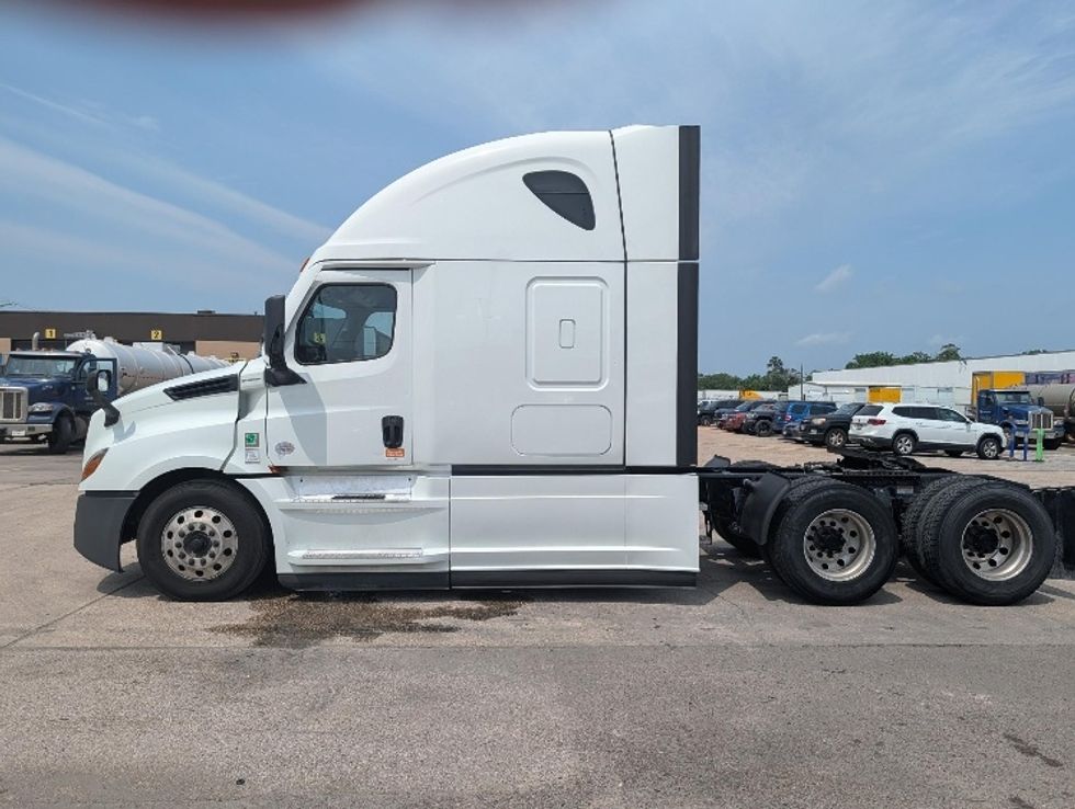 Sleeper Tractor-Heavy Duty Tractors-Freightliner-2021-T12664ST-Beaumont-TX-526,131\n\t\tmiles-$ 65,500 - Image 4