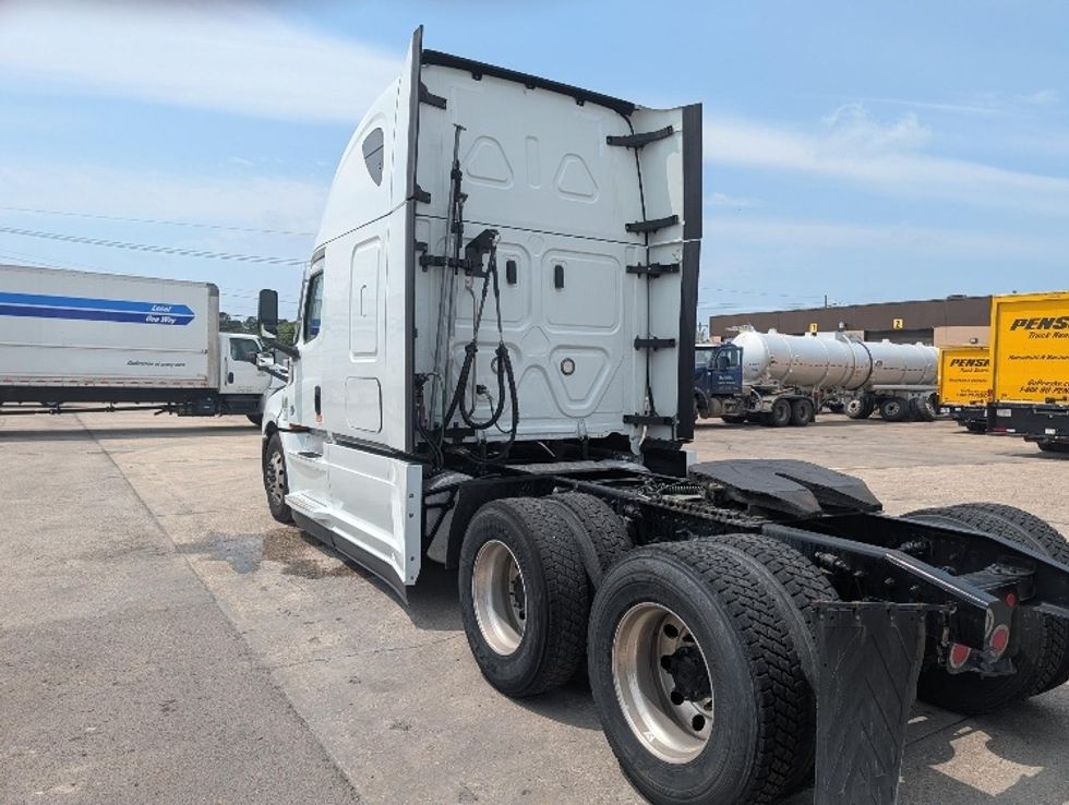 Sleeper Tractor-Heavy Duty Tractors-Freightliner-2021-T12664ST-Beaumont-TX-526,131\n\t\tmiles-$ 65,500 - Image 5