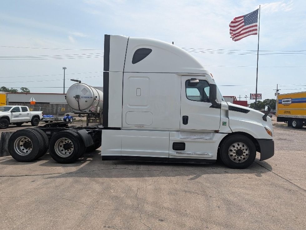 Sleeper Tractor-Heavy Duty Tractors-Freightliner-2021-T12664ST-Beaumont-TX-526,131\n\t\tmiles-$ 65,500 - Image 8