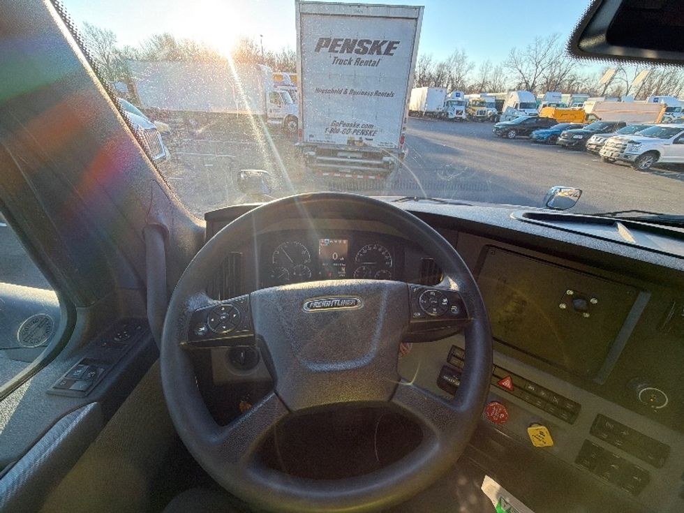 Sleeper Tractor-Heavy Duty Tractors-Freightliner-2021-T12664ST-Belcamp-MD-351,691\n\t\tmiles-$ 70,500 - Image 11