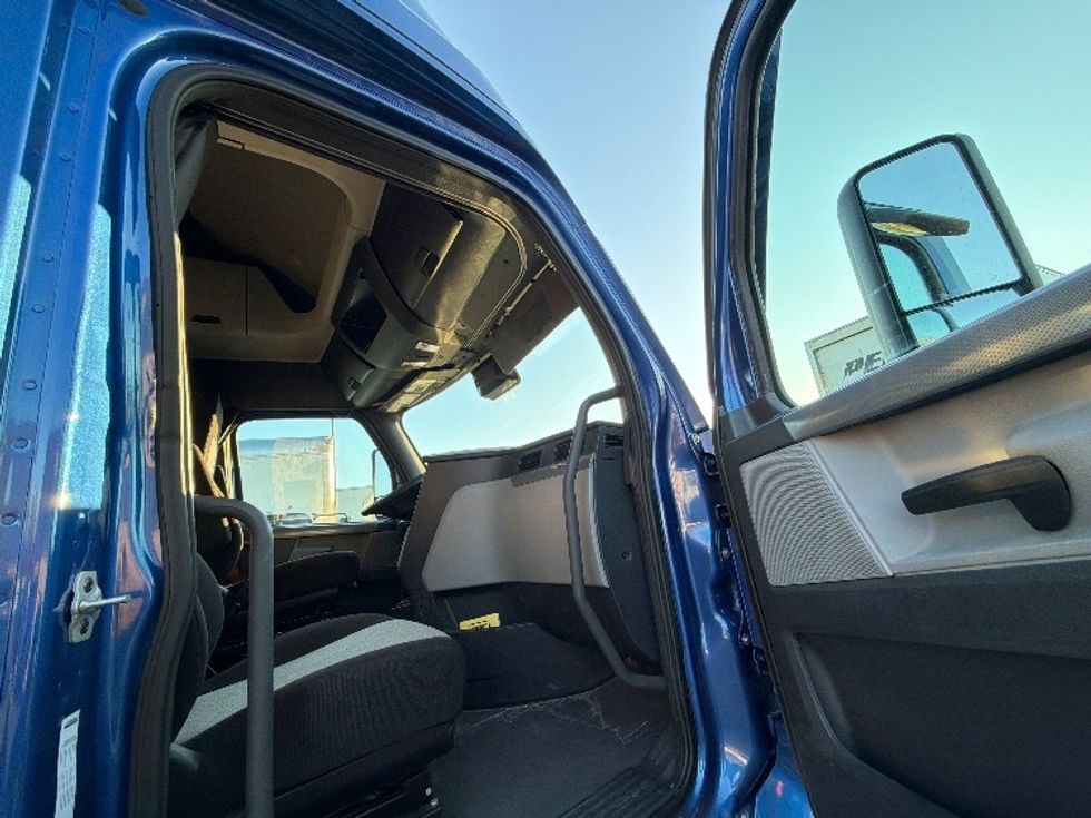 Sleeper Tractor-Heavy Duty Tractors-Freightliner-2021-T12664ST-Belcamp-MD-351,691\n\t\tmiles-$ 70,500 - Image 13