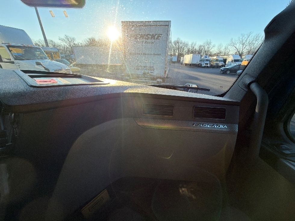 Sleeper Tractor-Heavy Duty Tractors-Freightliner-2021-T12664ST-Belcamp-MD-351,691\n\t\tmiles-$ 70,500 - Image 14