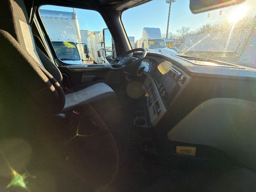 Sleeper Tractor-Heavy Duty Tractors-Freightliner-2021-T12664ST-Belcamp-MD-351,691\n\t\tmiles-$ 70,500 - Image 15