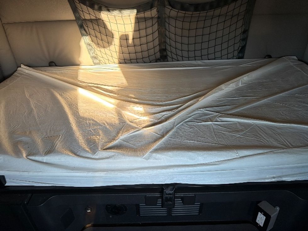 Sleeper Tractor-Heavy Duty Tractors-Freightliner-2021-T12664ST-Belcamp-MD-351,691\n\t\tmiles-$ 70,500 - Image 17