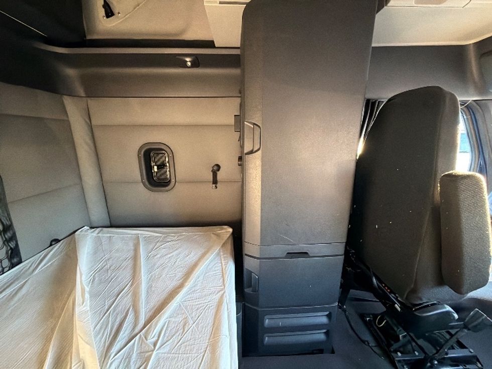 Sleeper Tractor-Heavy Duty Tractors-Freightliner-2021-T12664ST-Belcamp-MD-351,691\n\t\tmiles-$ 70,500 - Image 18