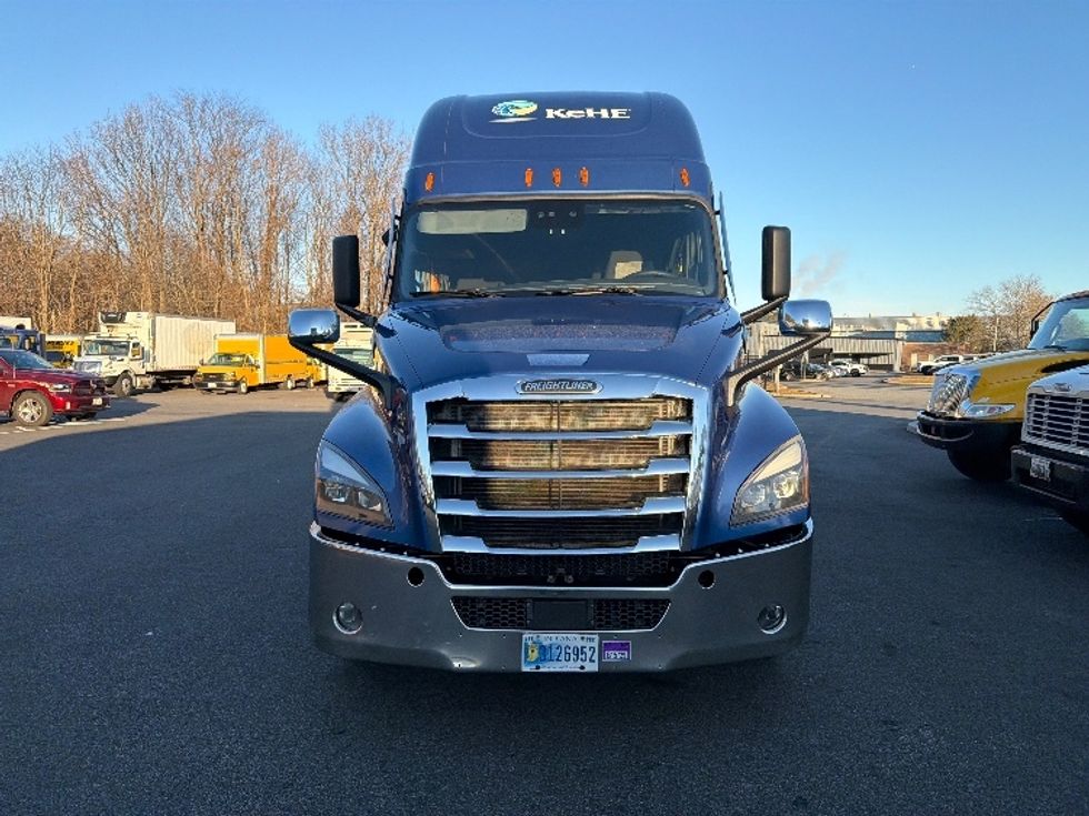 Sleeper Tractor-Heavy Duty Tractors-Freightliner-2021-T12664ST-Belcamp-MD-351,691\n\t\tmiles-$ 70,500 - Image 2