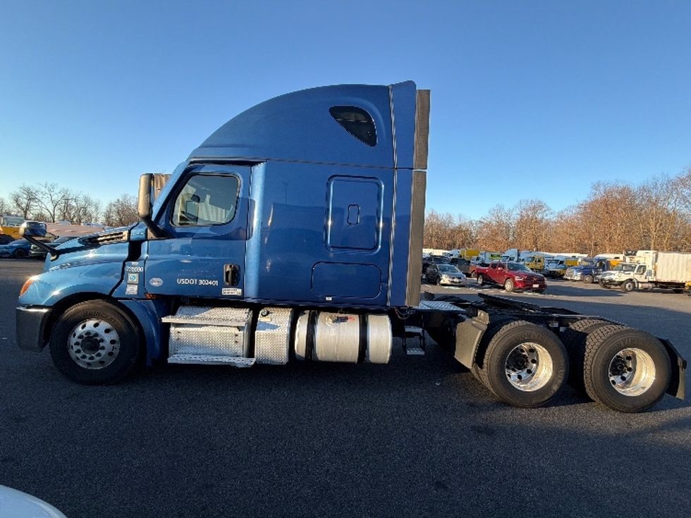 Sleeper Tractor-Heavy Duty Tractors-Freightliner-2021-T12664ST-Belcamp-MD-351,691\n\t\tmiles-$ 70,500 - Image 4