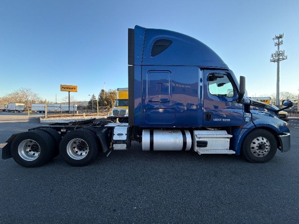 Sleeper Tractor-Heavy Duty Tractors-Freightliner-2021-T12664ST-Belcamp-MD-351,691\n\t\tmiles-$ 70,500 - Image 8