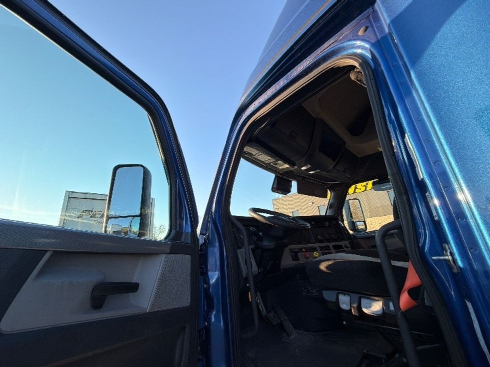 Sleeper Tractor-Heavy Duty Tractors-Freightliner-2021-T12664ST-Belcamp-MD-351,691\n\t\tmiles-$ 70,500 - Image 9