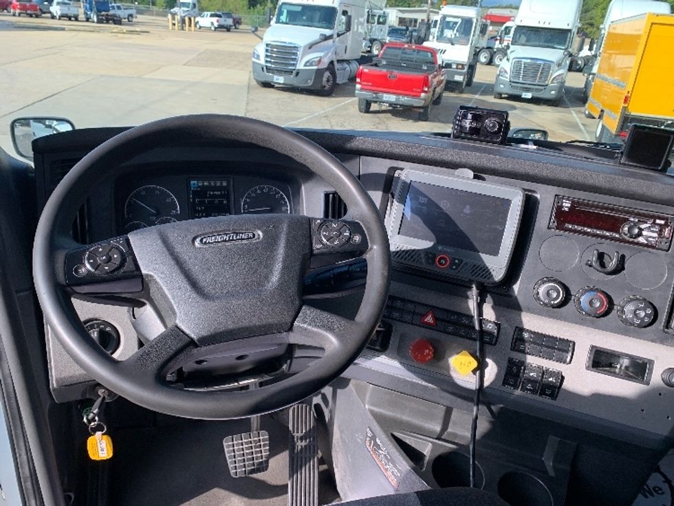 Sleeper Tractor-Heavy Duty Tractors-Freightliner-2021-T12664ST-Belden-MS-210,394\n\t\tmiles-$ 88,000 - Image 11