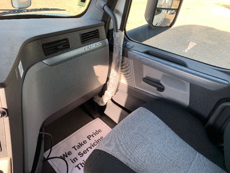 Sleeper Tractor-Heavy Duty Tractors-Freightliner-2021-T12664ST-Belden-MS-210,394\n\t\tmiles-$ 88,000 - Image 15